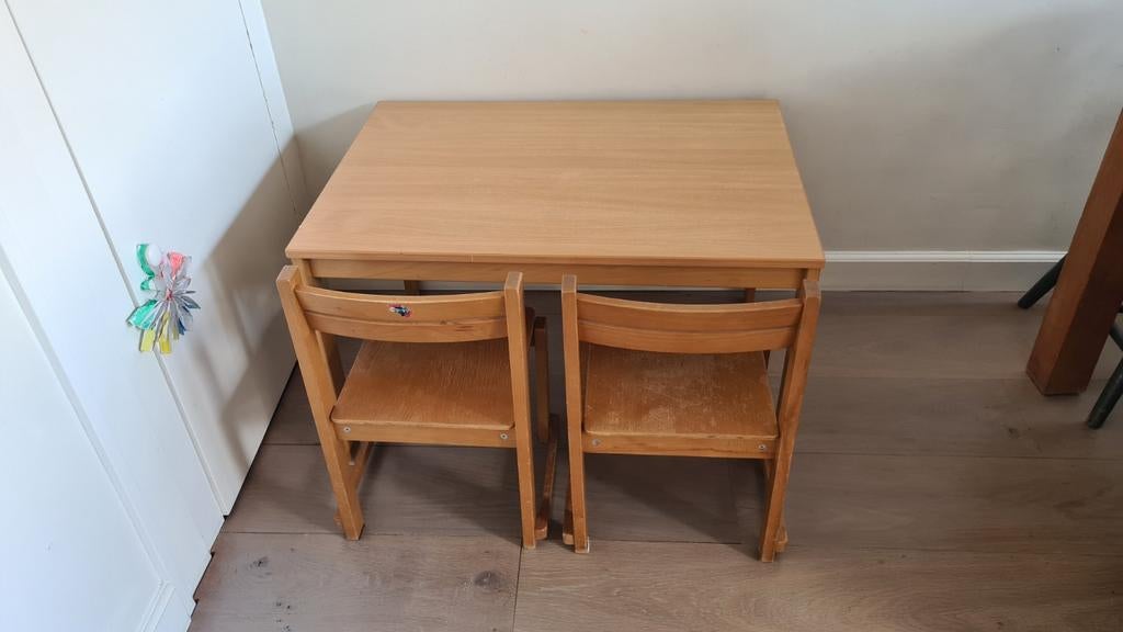 Houten kindertafel met twee stoeltjes, Kinderen en Baby's, Kinderkamer | Tafels en Stoelen, Ophalen of Verzenden, Gebruikt, Tafel(s) en Stoel(en)