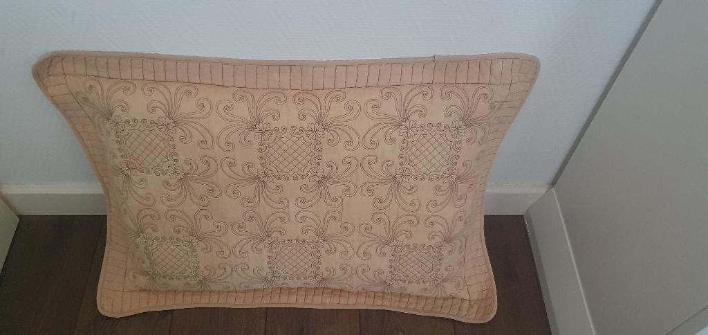 beige kussen  80  60 cm, Huis en Inrichting, Ophalen of Verzenden, Zo goed als nieuw, Beige, Rechthoekig