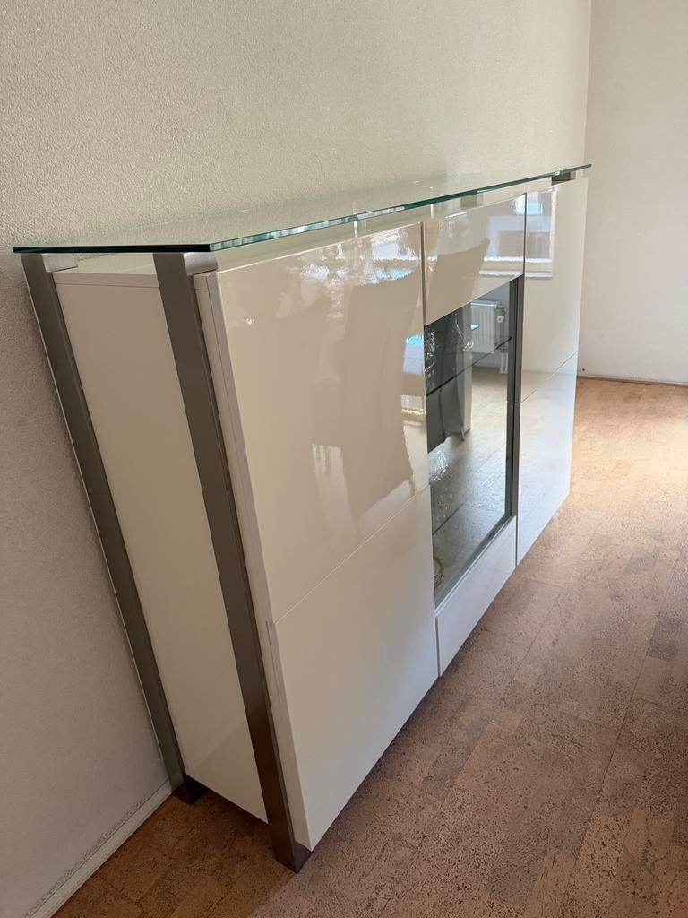 Moderne Witte Kast met Glazen Details, Ophalen, Overige materialen, 100 tot 150 cm, Zo goed als nieuw