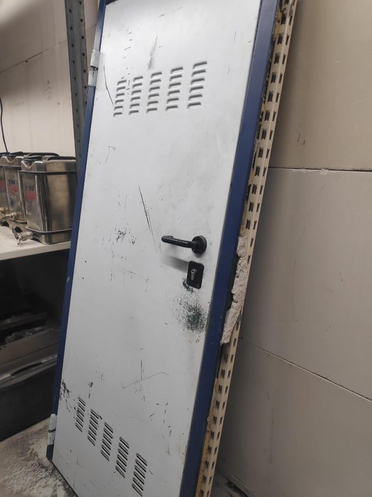 gebruikte metalen kluisdeur afkomstig uit wapen kamer, Ophalen, Gebruikt, Brandkast