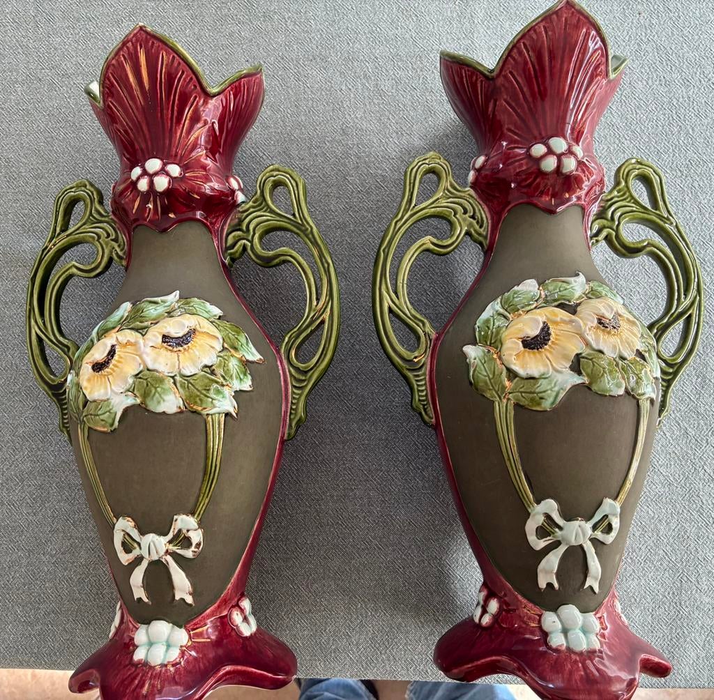 Twee Jugendstil Majolica vazen (ca 1910), bieden vanaf € 70, Ophalen