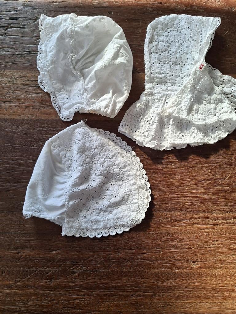 Prachtige set van drie witte klederdracht mutjes, Antiek en Kunst, Antiek | Kleden en Textiel, Ophalen of Verzenden