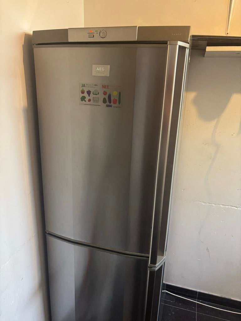 Koelkast AEG, Gebruikt, 200 liter of meer, Met aparte vriezer, 45 tot 60 cm