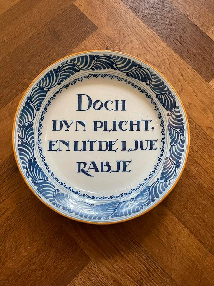 Aardewerk bord van Tichelaar uit Makkum met Friese spreuk, Antiek en Kunst, Antiek | Wandborden en Tegels, Ophalen of Verzenden
