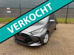 Toyota Yaris 1.5 Hybrid Dynamic *AUTOMAAT-NAVI-9.000KM!*, Auto's, Toyota, Stof, Gebruikt, Zwart, Bedrijf