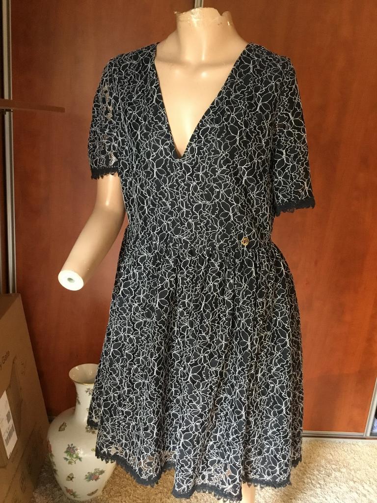 TRUSSSARDI jurk met opgelegd kant M vaste onderjurk M ZGAN, Maat 38/40 (M), Zwart, Ophalen of Verzenden, Zo goed als nieuw