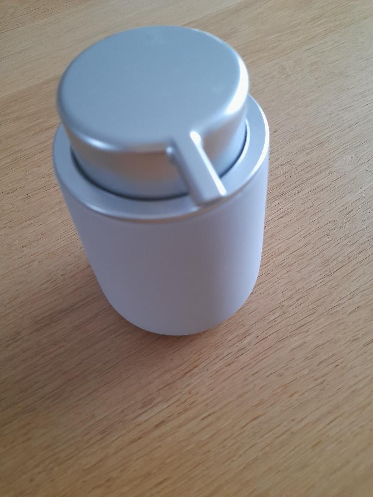 Zeepdispenser 'ZONE' licht grijs. Nieuw, Overige typen, Nieuw, Ophalen of Verzenden, Steen/keramiek