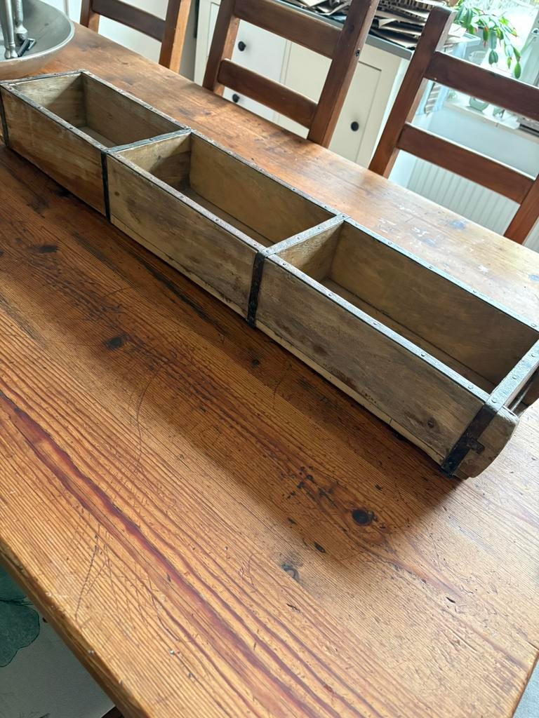 Oude steenmal, Huis en Inrichting, Woonaccessoires | Schalen en Manden, Ophalen, Zo goed als nieuw, Rechthoekig, Riet