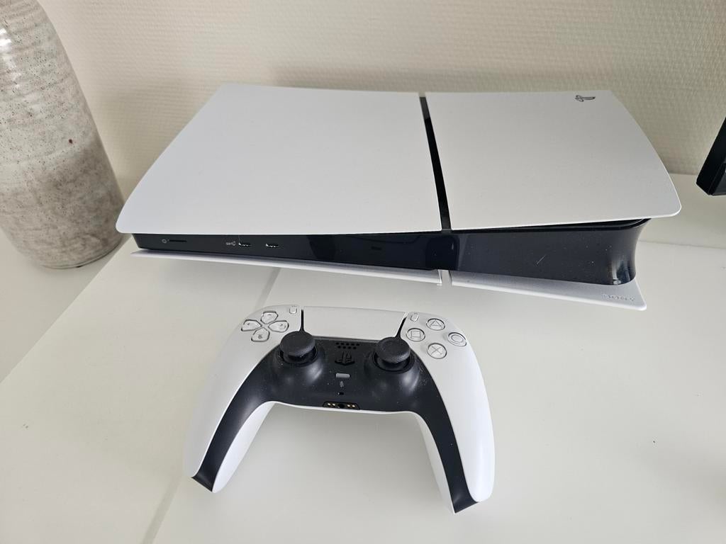 PS5 Slim Digital 1TB + controller + Zwarte Covers, Spelcomputers en Games, Spelcomputers | Sony PlayStation 5, Zo goed als nieuw