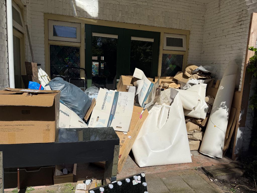 Afval ophalen en afzuigkap ophangen, Ophalen, Wandschouwkap