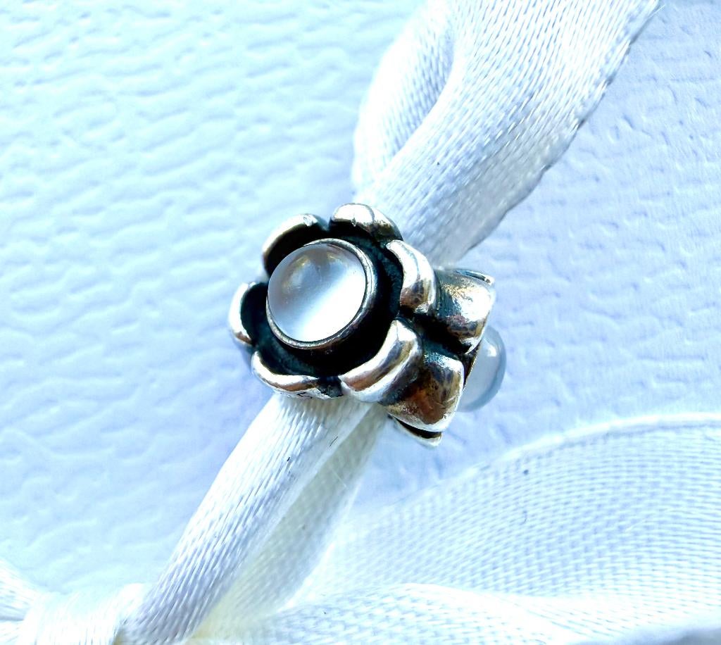 Zeldzame Retired Pandora bedel zilver met maansteen, Pandora, Ophalen of Verzenden, Zo goed als nieuw, 1 bedel