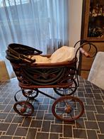 Antieke porseleinen pop in vintage poppenwagen, Kinderen en Baby's, Speelgoed | Poppen, Ophalen of Verzenden, Gebruikt, Babypop