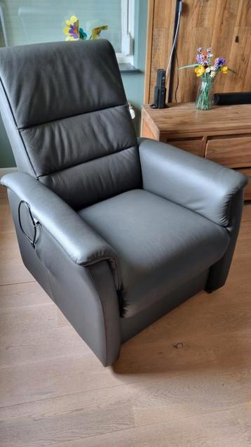 Electrisch verstelbare lederen relaxfauteuil beschikbaar voor biedingen