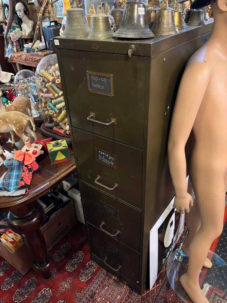 Metalen militaire archief/ dossier kast., Ophalen