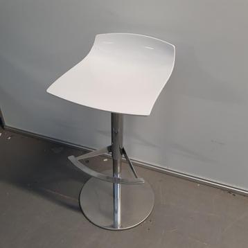 Hoge barkruk met witte kunststof zitting - in hoogte verste beschikbaar voor biedingen