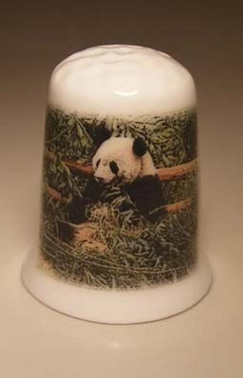 Panda zit tegen een hek vingerhoedje, Verzamelen, Vingerhoedjes, Nieuw, Nederland, Porselein, Ophalen of Verzenden