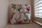 Sierkussen Vanilla Fly 50x50 cm roomwit met kakatoe, Ophalen of Verzenden, Zo goed als nieuw, Wit, Vierkant
