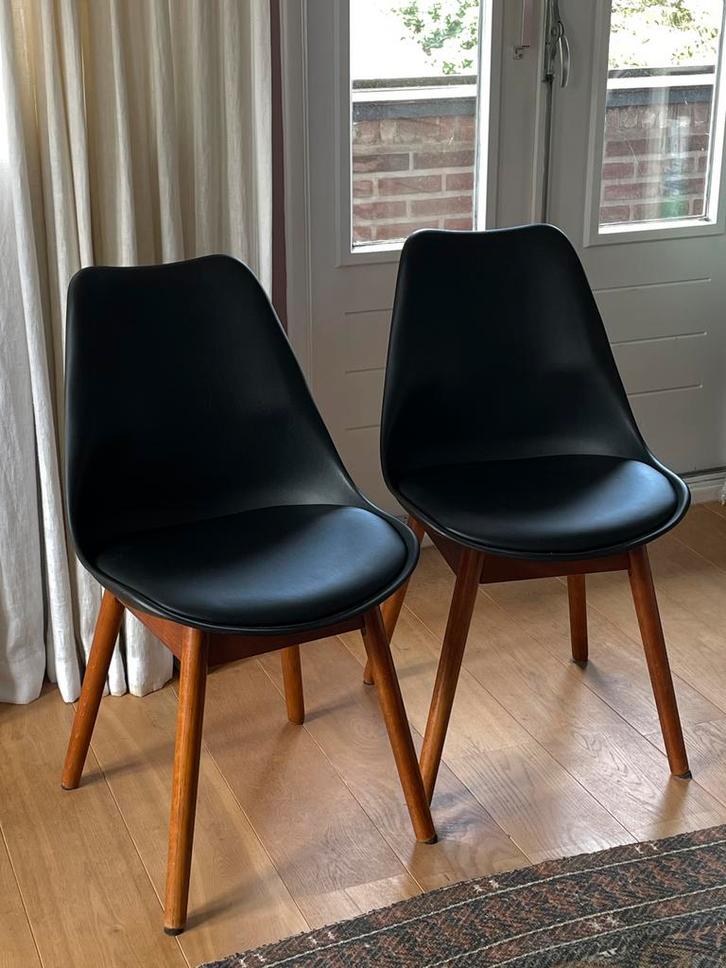 Set zwarte mid century kuipstoelen, Huis en Inrichting, Stoelen, Zo goed als nieuw, Twee, Hout, Kunststof, Leer, Zwart, Ophalen