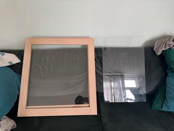 Besta deurtjes met glas, en glazen plank