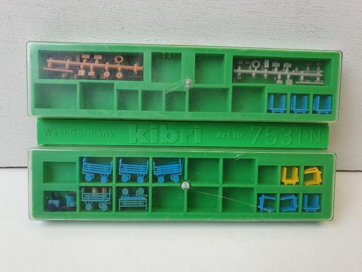 KIBRI N 7531 restant perron transport karren + kisten in OVP, Hobby en Vrije tijd, Modeltreinen | N-Spoor, Zo goed als nieuw, Brug, Tunnel of Gebouw