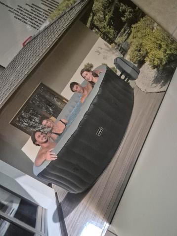 Nieuwe Jaquzzi voor 4-6 personen beschikbaar voor biedingen