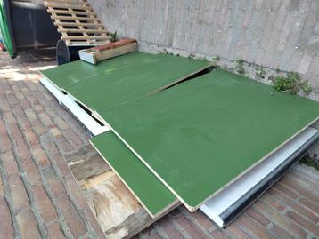 Groene kastplanken beschikbaar voor biedingen