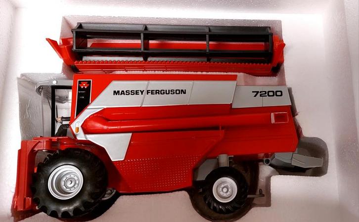 Massey Ferguson 7200 Combine, Hobby en Vrije tijd, Modelauto's | 1:32, Nieuw, Tractor of Landbouw, Britains, Ophalen of Verzenden