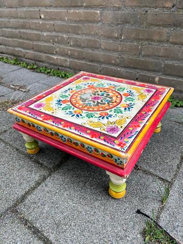 Gedecoreerd Vintage Tafeltje beschikbaar voor biedingen