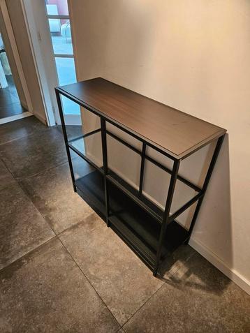 Metalen kastje/rekjemet glazen planken beschikbaar voor biedingen