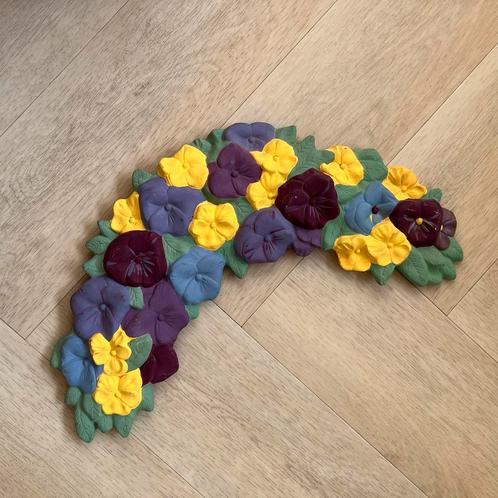 Keramisch Wandornament Bloemenslinger – Handgemaakt, Antiek en Kunst, Antiek | Keramiek en Aardewerk, Ophalen of Verzenden