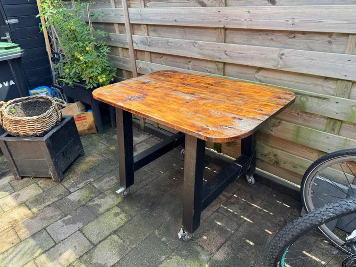 Industriële tafel met wielen te koop – ideaal voor buiten, Huis en Inrichting, Tafels | Eettafels, Gebruikt, 50 tot 100 cm, 100 tot 150 cm