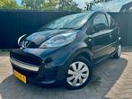 Peugeot 107 1.0 12V 5DR AUTOMAAT 2010 Zwart APK NAP✅, Stof, Zwart, 4 stoelen, Origineel Nederlands