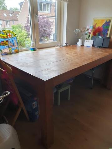 Houten eettafel beschikbaar voor biedingen