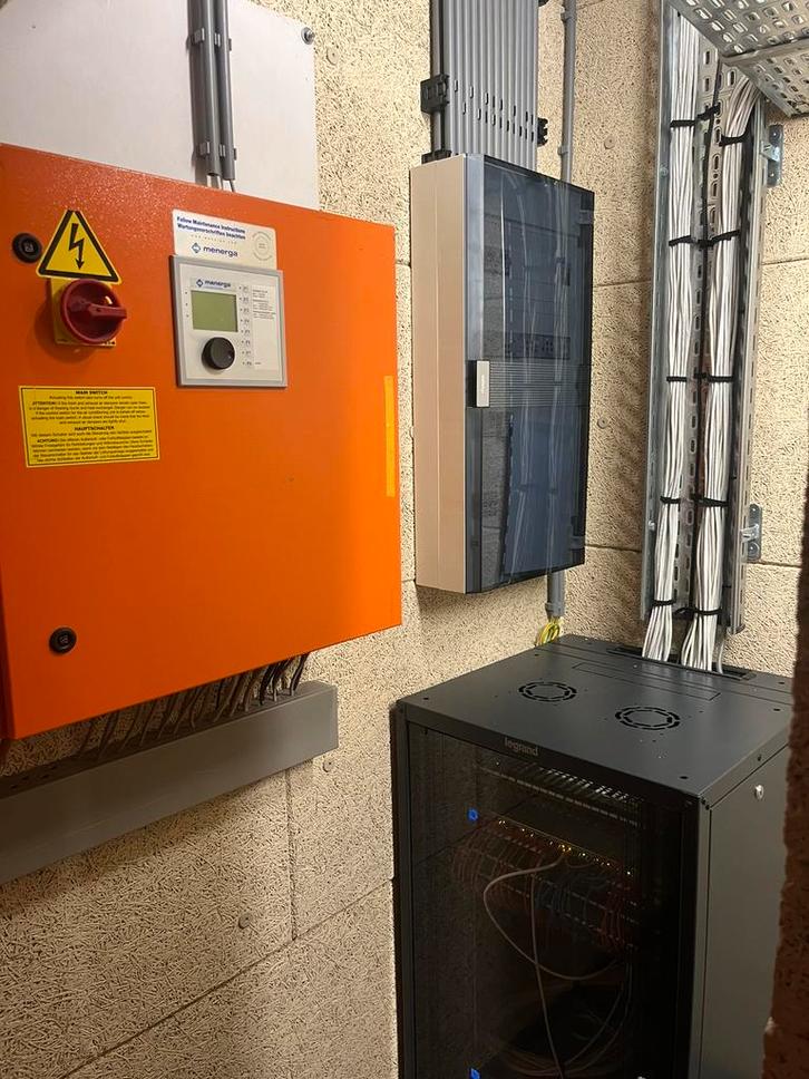 Elektro-Monteur met kennis en vakkundige, Diensten en Vakmensen, Elektriciens, 24-uursservice