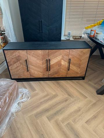 Dressoir visgraat beschikbaar voor biedingen