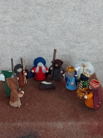 kerstfiguurtjes gemaakt van wolvilt beschikbaar voor biedingen