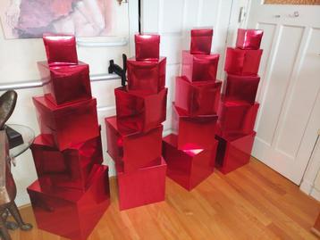 4 sets dozen voor kados / Rood / Glimmend / Kubusdozen beschikbaar voor biedingen
