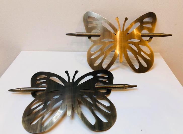 Twee metalen gordijnhouders in de vorm van vlinders, Huis en Inrichting, Stoffering | Gordijnen en Lamellen, Zo goed als nieuw