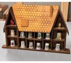 14x vingerhoedjes vinger hoedjes antiek in houten huisje, Reliëf, Ophalen of Verzenden, Zo goed als nieuw, H