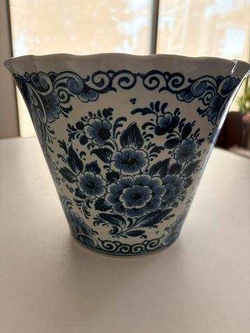 Diverse Delfts blauwe bloempotten beschikbaar voor biedingen