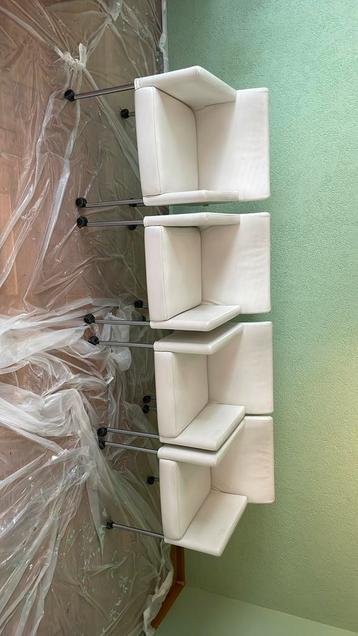 4 stoelen op wieltjes beschikbaar voor biedingen