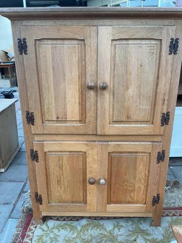 Oude tv kast opknapper beschikbaar voor biedingen