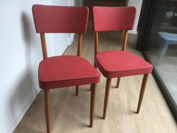 Twee vintage eetkamer stoelen, hout met rood skai