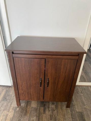 Houten kastje met deurtjes beschikbaar voor biedingen