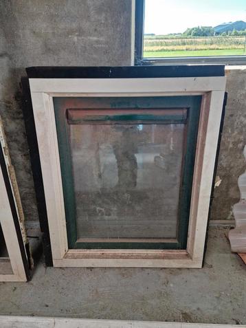 Kunststof draaikiepraam met hor 88,5x106  beschikbaar voor biedingen