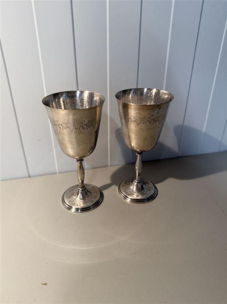 Paar decoratieve bekers van verzilverd messing van Cavalier, Verzamelen, Glas en Borrelglaasjes, Gebruikt, Bierglas, Ophalen of Verzenden
