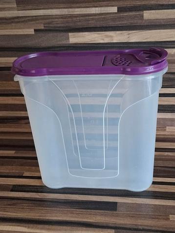 Voedselcontainer strooibus beschikbaar voor biedingen