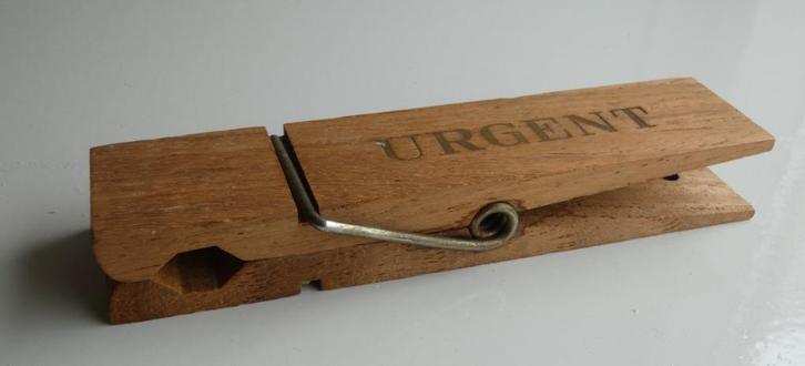 Grote houten paperclip Urgent hout, Diversen, Bureau-accessoires, Ophalen of Verzenden
