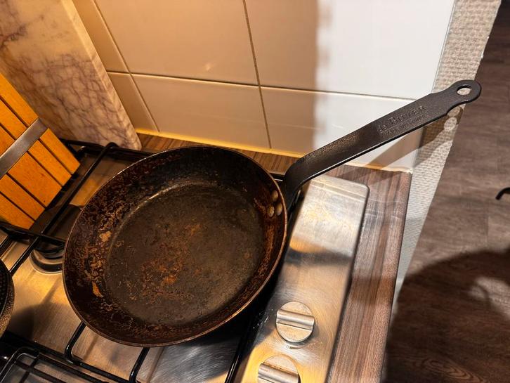 De Buyer (plaat)stalen pan 25cm, Huis en Inrichting, Keuken | Potten en Pannen, Gebruikt, Koekenpan of Braadpan, Ophalen of Verzenden
