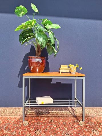 Retro vintage verrijdbaar tafeltje met 2 etages, tv tafel  beschikbaar voor biedingen
